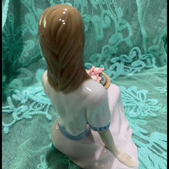 Porcelana de Cuernavaca Porcelain Girl Figurine with a Basket of Flowers - Picture 9 of 11